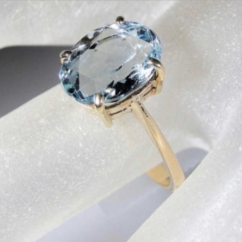 Real solid 14k gold Authentic water topaz vintage ring.